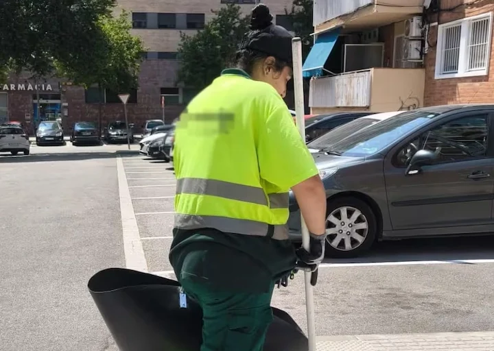 Elvira Gómez, barrendera en Terrassa: “No puede ser que muera gente por ganar un sueldo”