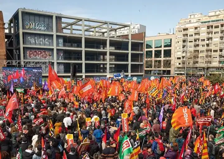 Los sindicatos convocan movilizaciones, molestos por el retraso en la tramitación de la reducción de jornada