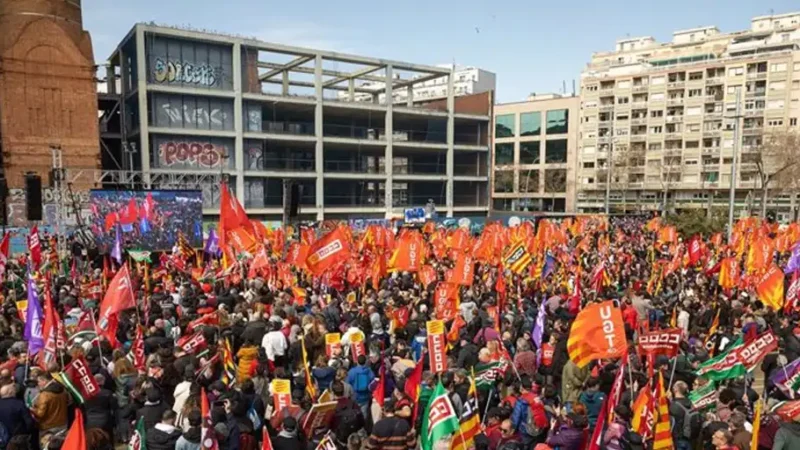 Los sindicatos convocan movilizaciones, molestos por el retraso en la tramitación de la reducción de jornada