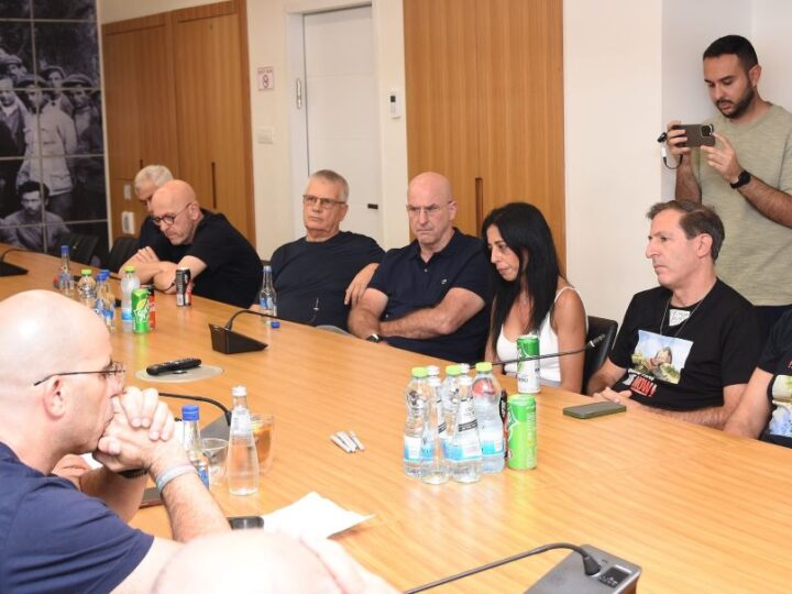 Familias de rehenes llaman a una huelga general en Israel contra el plan de Netanyahu de invasión completa de Gaza
