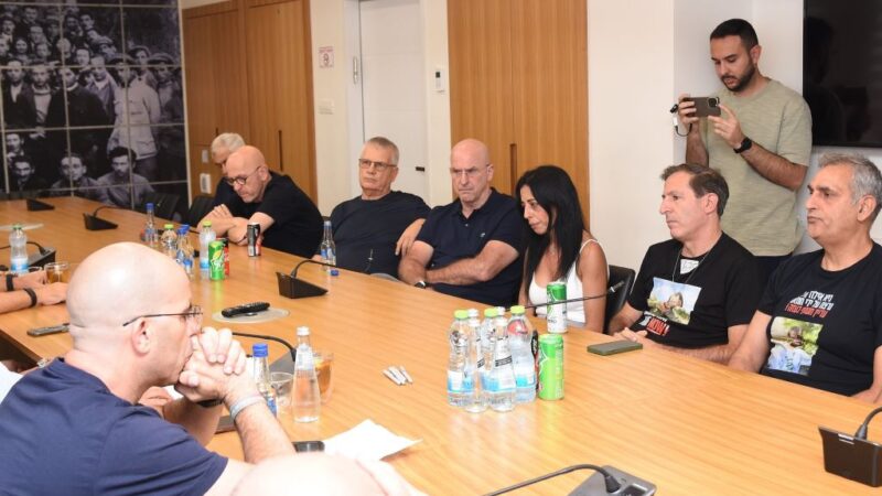 Familias de rehenes llaman a una huelga general en Israel contra el plan de Netanyahu de invasión completa de Gaza