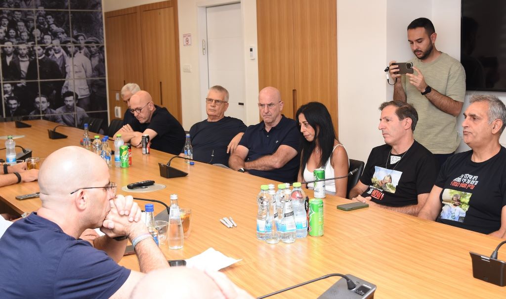 Familias de rehenes llaman a una huelga general en Israel contra el plan de Netanyahu de invasión completa de Gaza