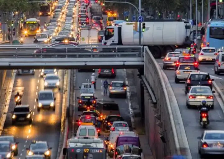 La reducción de jornada reduce la factura del transporte