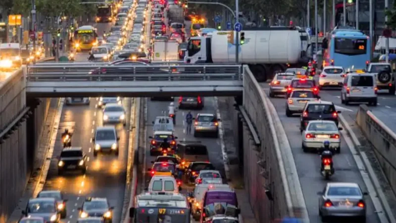 La reducción de jornada reduce la factura del transporte