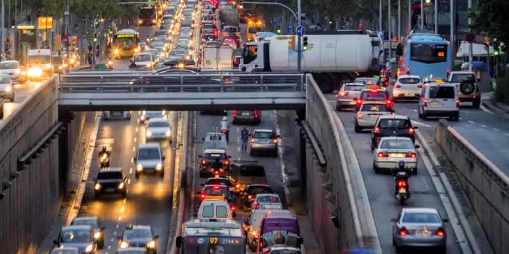 La reducción de jornada reduce la factura del transporte