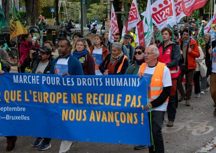 Protesta sindical contra los planes de la Comisión Europea de rebajar la diligencia debida y la responsabilidad empresarial