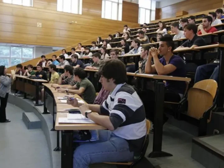 La educación pública sin recursos para el alumnado vulnerable y sin plazas universitarias para responder a la demanda