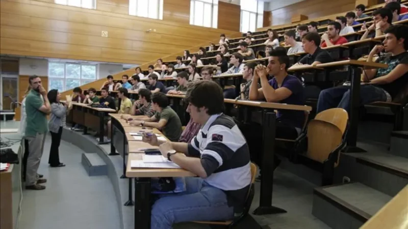 La educación pública sin recursos para el alumnado vulnerable y sin plazas universitarias para responder a la demanda