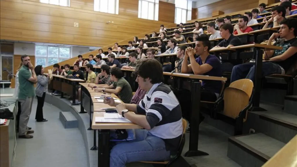 La educación pública sin recursos para el alumnado vulnerable y sin plazas universitarias para responder a la demanda