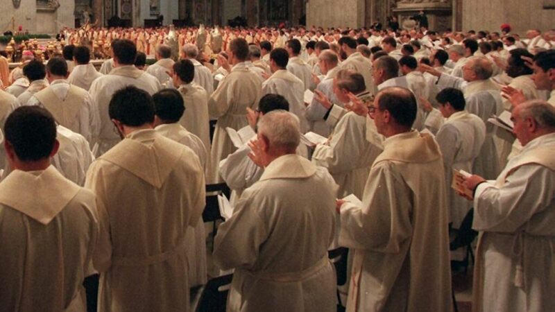 Contar con presbíteros extranjeros y extradiocesanos