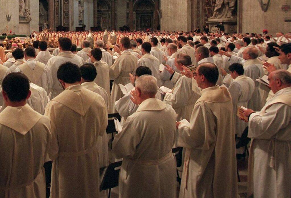 Contar con presbíteros extranjeros y extradiocesanos