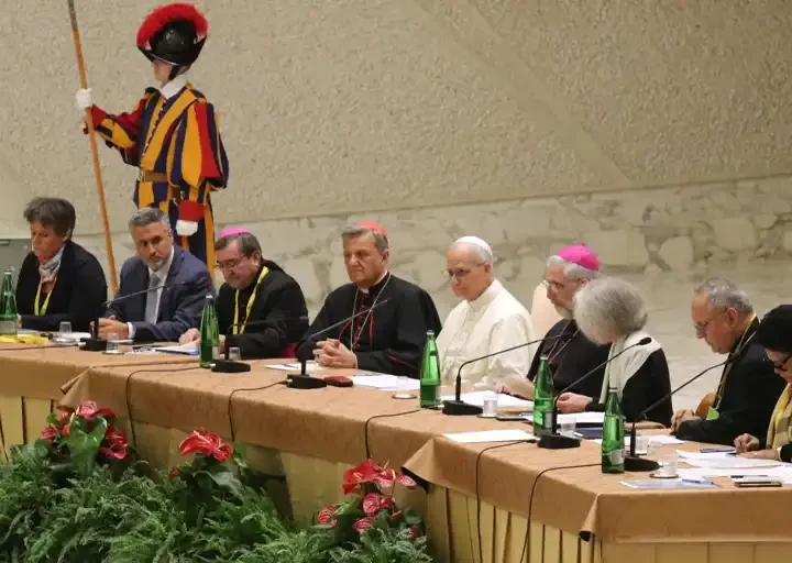 León XIV sueña con una Iglesia sinodal que se abaja, acoge y escucha