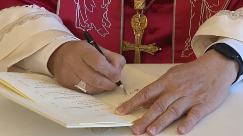 León XIV firma su primera exhortación apostólica “Dilexi te”, sobre el amor a los pobres