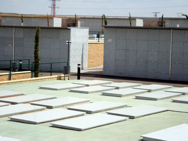 Farid Aboubakar y el Día de los Difuntos: Un cartel en el nicho de la dignidad