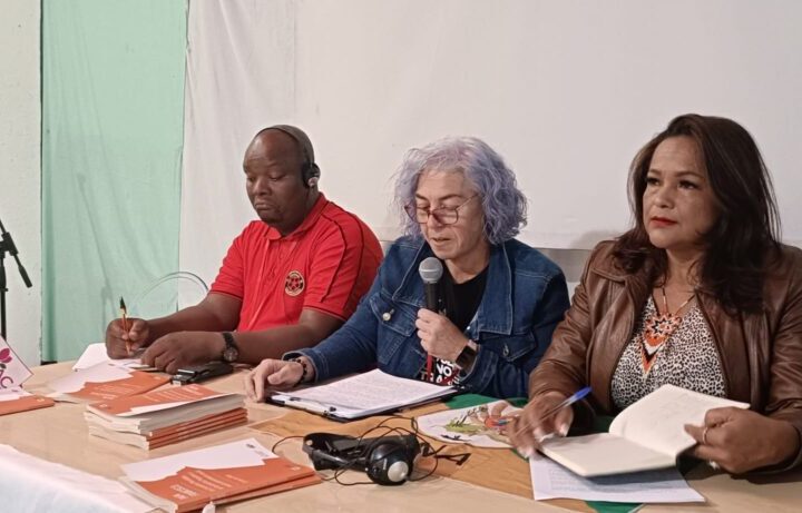 Los movimientos populares profundizan en los tres ejes de tierra, techo y trabajo