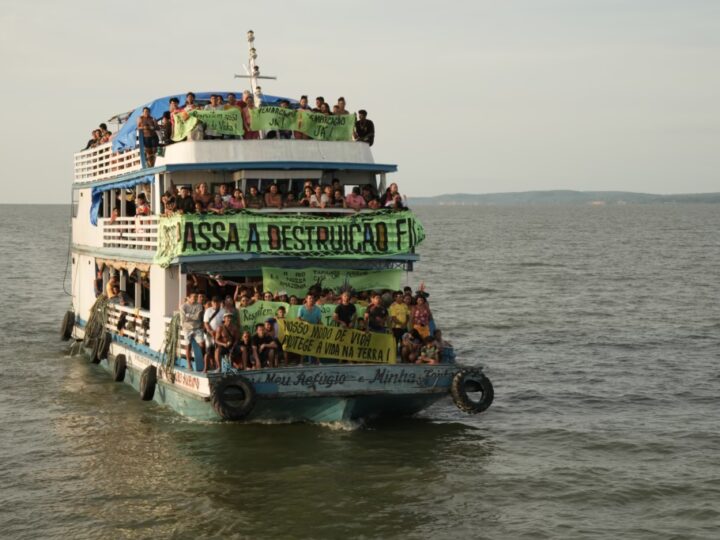 Una vista aérea de un campo. Una carretera atraviesa la esquina superior derecha.