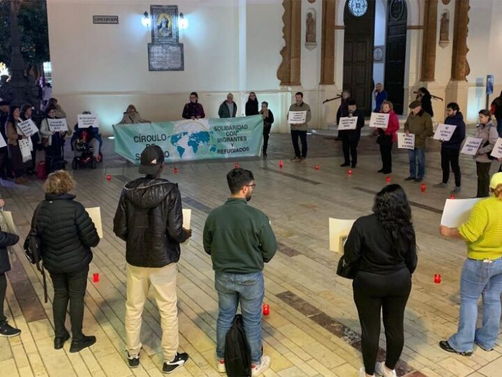 El círculo de silencio denuncia en Huelva el aumento de la pobreza y la exclusión, especialmente entre las personas migrantes