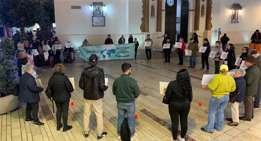 El círculo de silencio denuncia en Huelva el aumento de la pobreza y la exclusión, especialmente entre las personas migrantes