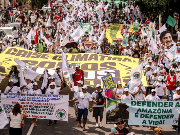 Miles de manifestantes alzan su voz en la COP30 en una protesta contra “falsas soluciones”