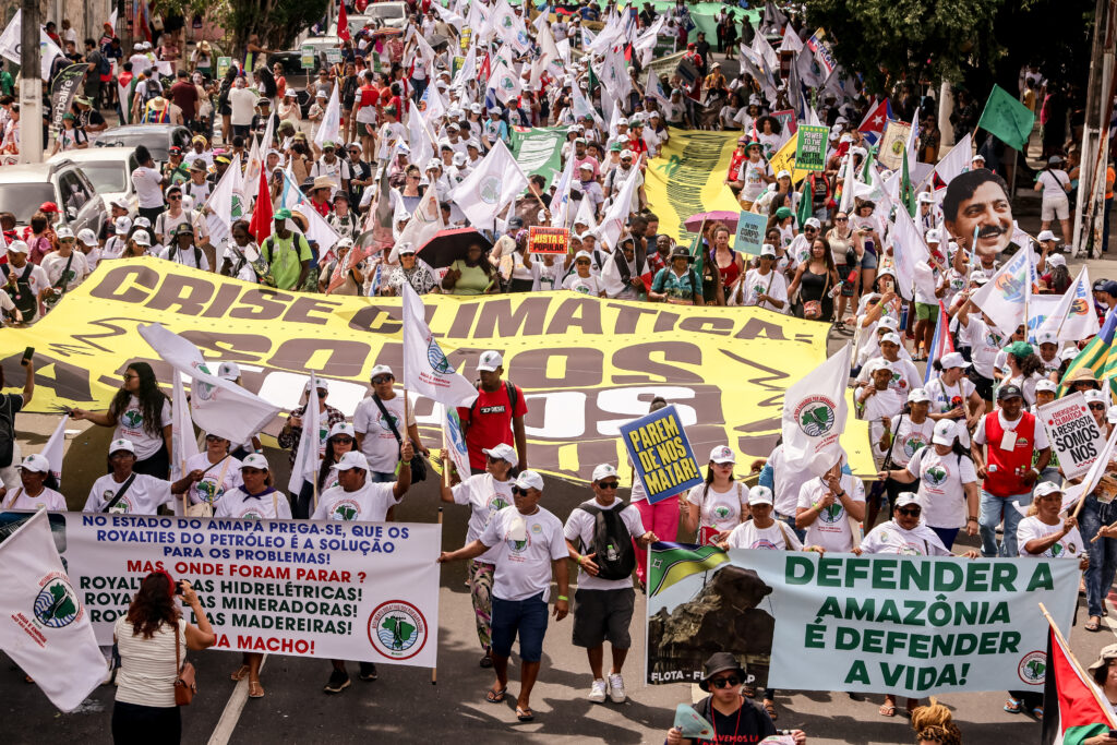Miles de manifestantes alzan su voz en la COP30 en una protesta contra “falsas soluciones”