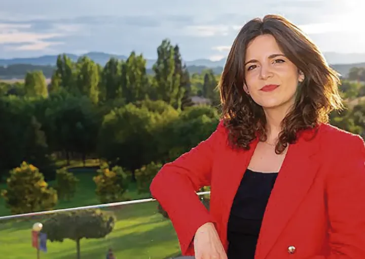 Ana Iris Simón, escritora: «El sistema se las ingenia para vendernos yugos como libertades»