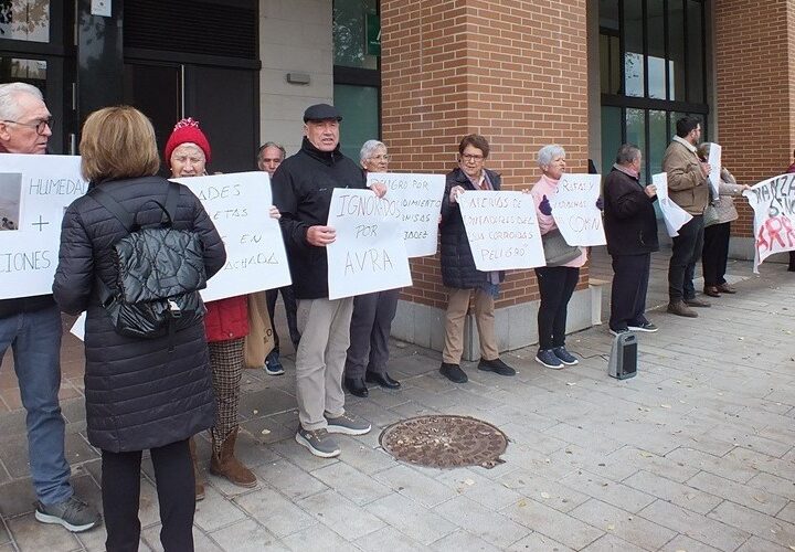 El vecindario de la Manzana 14 del barrio Guadalquivir de Córdoba se planta ante el abandono institucional