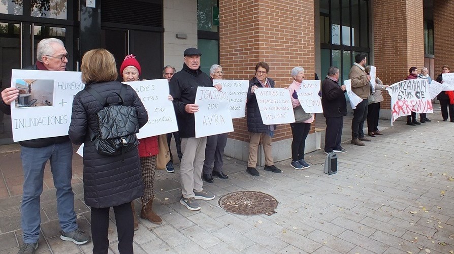 El vecindario de la Manzana 14 del barrio Guadalquivir de Córdoba se planta ante el abandono institucional