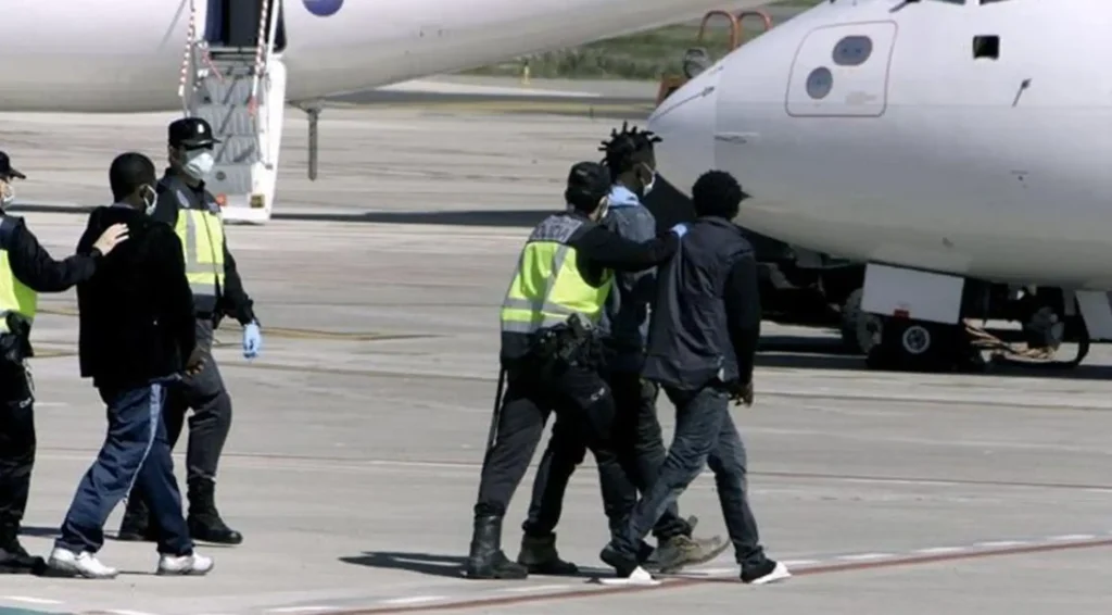 El Gobierno de España programa un nuevo vuelo de deportaciones de personas migrantes