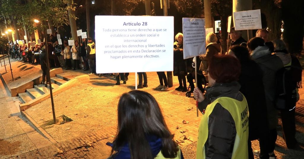 Decenas de personas reclaman en Murcia el respeto a los derechos humanos y denuncian el retroceso democrático