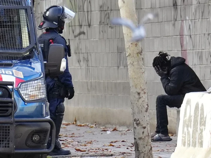 “Desalojar no resuelve el problema, lo desplaza”: fuerte rechazo social, sindical y eclesial al desalojo que deja en la calle a 400 personas en Badalona