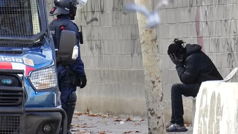 “Desalojar no resuelve el problema, lo desplaza”: fuerte rechazo social, sindical y eclesial al desalojo que deja en la calle a 400 personas en Badalona