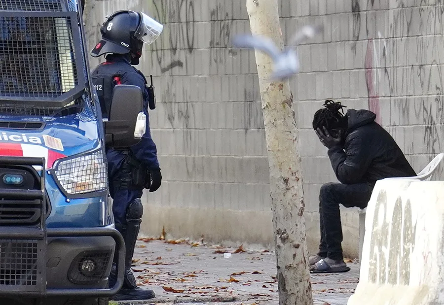 “Desalojar no resuelve el problema, lo desplaza”: fuerte rechazo social, sindical y eclesial al desalojo que deja en la calle a 400 personas en Badalona