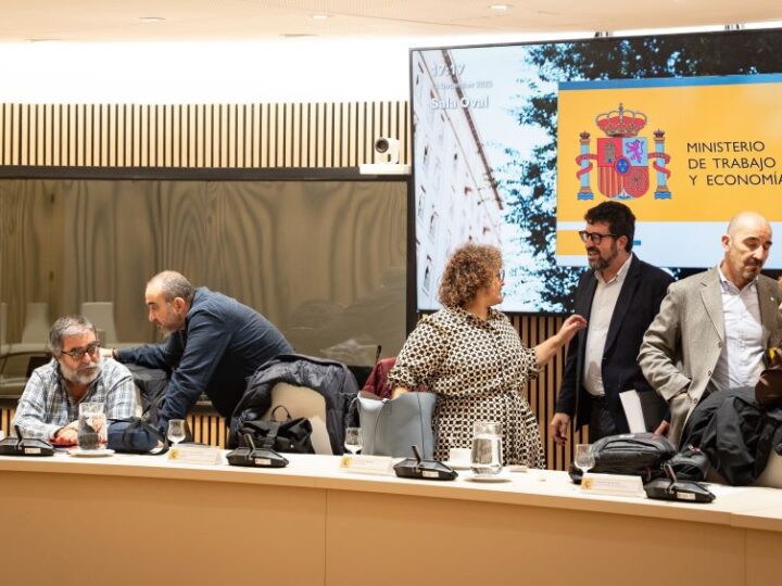 Se mantiene abierto el debate sobre la subida del SMI para 2026, sin propuesta aún sobre la mesa