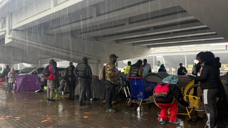 El desalojo del B9 de Badalona deja a decenas de personas migrantes entre la calle, la solidaridad y el rechazo vecinal