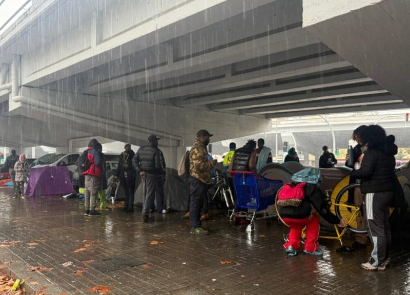 El desalojo del B9 de Badalona deja a decenas de personas migrantes entre la calle, la solidaridad y el rechazo vecinal