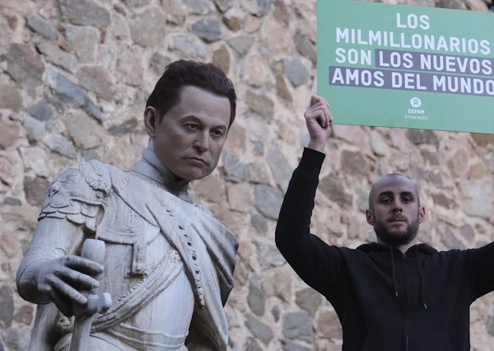 Una intervención artística convierte a Elon Musk en símbolo del “neofeudalismo” global