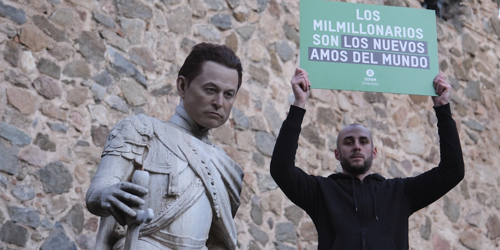 Una intervención artística convierte a Elon Musk en símbolo del “neofeudalismo” global
