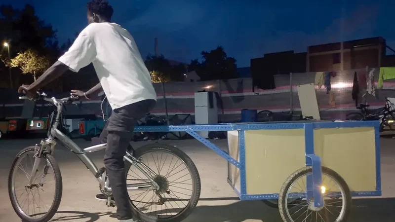 Ibra, mediador y traductor de los migrantes desalojados del antiguo instituto de Badalona: «Tengo esperanza que algún día podamos ser comunidad»