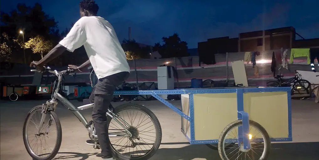 Ibra, mediador y traductor de los migrantes desalojados del antiguo instituto de Badalona: «Tengo esperanza que algún día podamos ser comunidad»