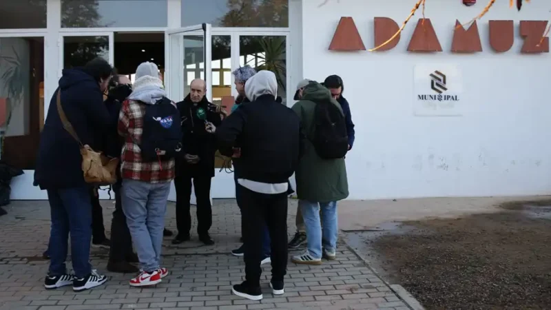 El obispo de Córdoba “en un día muy triste” destaca la solidaridad del pueblo de Adamuz y ofrece acompañamiento espiritual