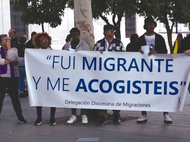 Argüello, presidente de los obispos, y García Cadiñanos, responsable de Migraciones, celebran la regularización extraordinaria de personas migrantes