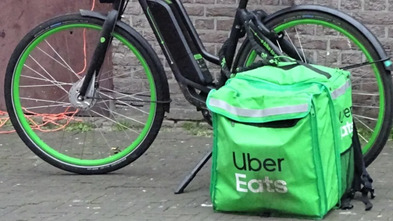Uber Eats dejará de usar falsos autónomos para evitar las sanciones de la “ley rider”
