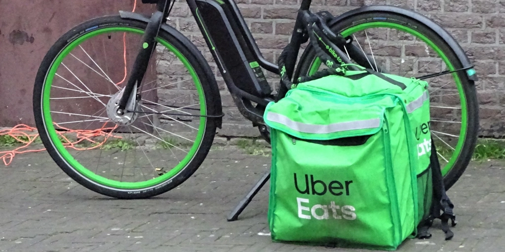 Uber Eats dejará de usar falsos autónomos para evitar las sanciones de la “ley rider”