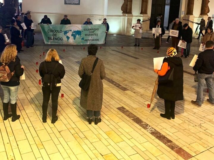 El círculo del silencio en Huelva recuerda a las 3.090 personas migrantes fallecidas en 2025 y reclama vías legales y seguras