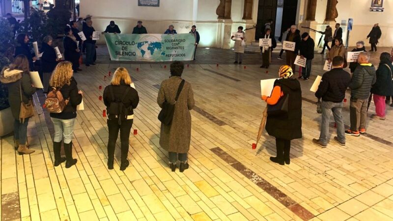 El círculo del silencio en Huelva recuerda a las 3.090 personas migrantes fallecidas en 2025 y reclama vías legales y seguras