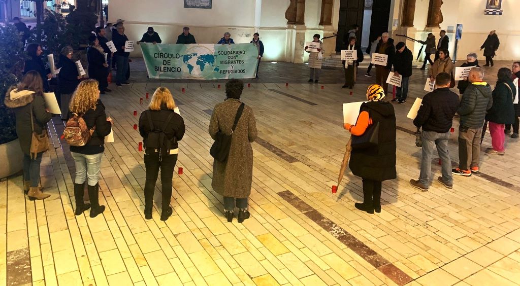 El círculo del silencio en Huelva recuerda a las 3.090 personas migrantes fallecidas en 2025 y reclama vías legales y seguras