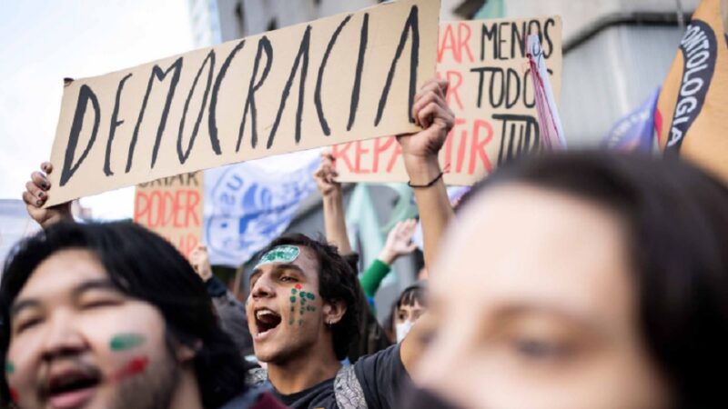 La democracia está en subasta y el martillo ya golpea