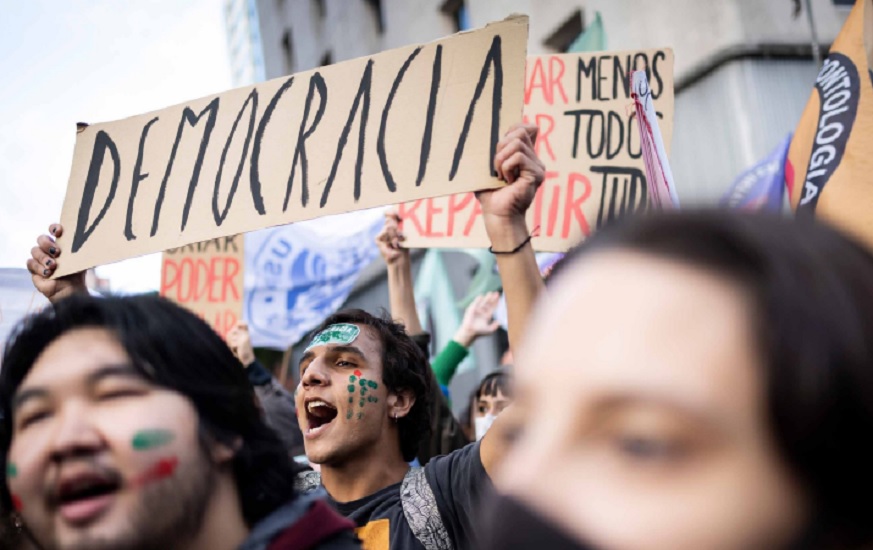 La democracia está en subasta y el martillo ya golpea