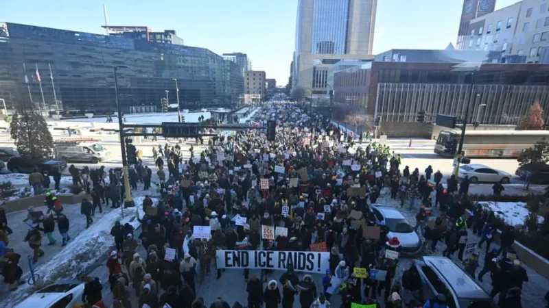 La ONU denuncia la “deshumanización” de las personas migrantes en EEUU mientras crecen las protestas contra las redadas del ICE