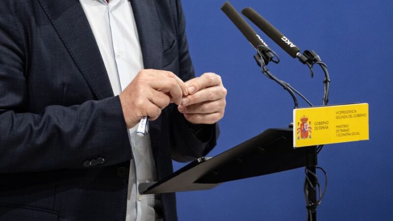 Trabajo acuerda con los sindicatos subir el SMI hasta los 1.221 euros al mes con el rechazo de la patronal